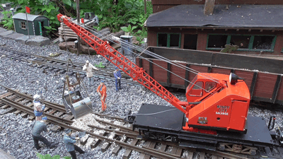 Schienen-Seilkran als Bagger beim Gleisbau